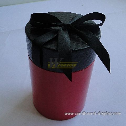 Round hat box with ribbon